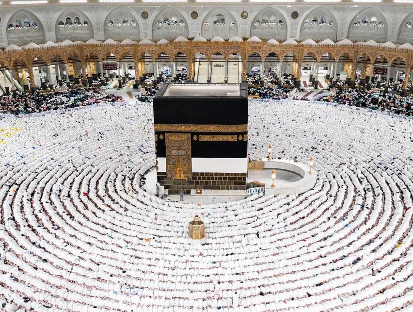 pelerins en etat dihram autour de la kaaba